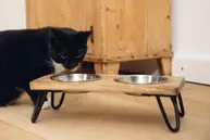 Designed by Lotte Linga Matskålstativ til Katt (51-653906)