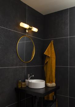 Aneta Lighting COSENZA vegglampe bad dobbel, matt messing, IP44, 2xE14, med eluttak (7392986770590)
