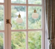 Aneta Lighting ELIN vinduspendel,  matt messing/ hvit,  G9, 4 m ledning, støpsel for vegguttak (7041661267619)