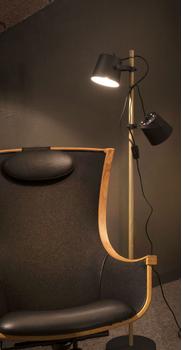 Aneta Lighting ESPRESSO golvlampe,  svart/ tre,  2-arm med metallskjermer (7392986775236)