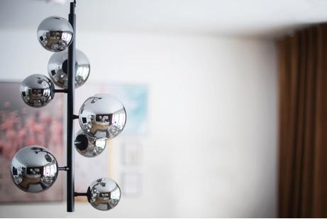 Aneta Lighting MOLEKYL taklampe vertikal, svart/ sotet,  7 x G9 (7041661260955)