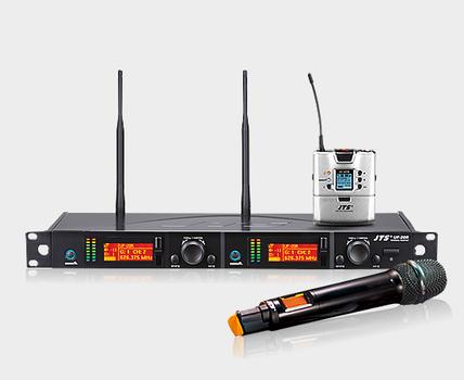 JTS UF-20R  -tuplavastaanotin,  kahdella JSS-20 käsilähettimellä - "2-kanavainen 19"" vastaanotin. Antenna cascade " (UF-20R/JSS-20 * 2)