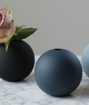 COOEE Ball Vase Midnattsblå 8cm (389-ball-midnightblue-8cm)