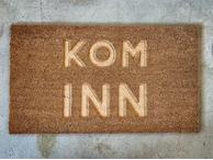 Trend Design Dørmatte "Kom Inn" (gravert) (298-584015)