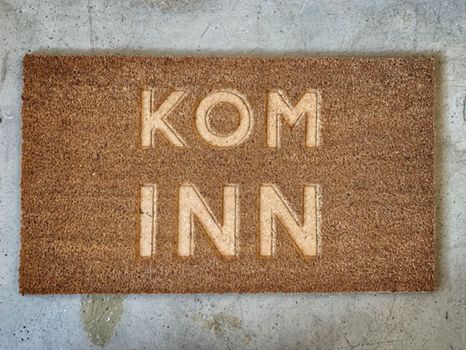 Trend Design Dørmatte "Kom Inn" (gravert) (298-584015)