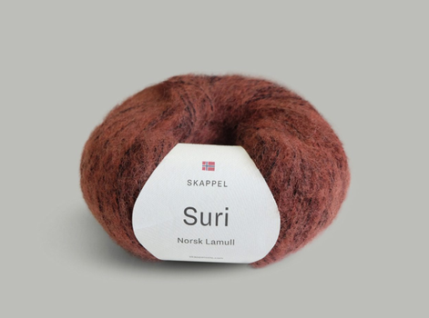 Skappelstrikk Suri Norsk Lamull 1013 Rustrød,  50g (697-suri-1013)