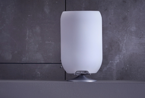 Kooduu Atmos Vinkjøler-lampe-høyttaler,  Jacob Jensen design, sølv (711-KO10-0204LS033-00)