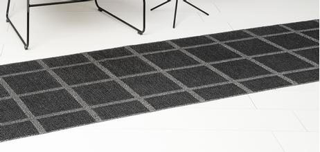 Pappelina Plastteppe Ada Black 70x225cm (630-ADX722)