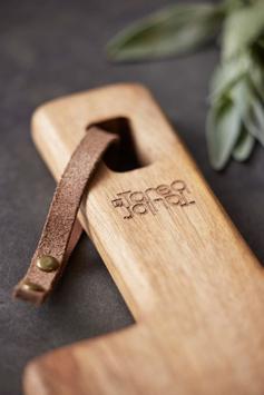 by Tareq Taylor Skjærebrett med stropp Tarragon 46x15cm (379-25315)