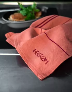 Eyvind Hellstrøm Kjøkkenhåndkle Rød Logo+Stripe 2pk (758-40295534887001)