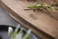 by Tareq Taylor Tarragon Serveringsbrett Oval 20x55 akasietre (379-25313)