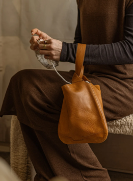 Muud Dzana Gå-og-strikk Strikk-på-farten Skinnveske_Whisky