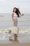 Handed By Sunny Bay Strandveske Gråstripet 39x17xH34cm (629-BFC52-p08)