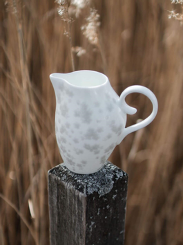 Wik & Walsøe Slåpeblom Fløtemugge Grå 25cl