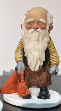 Midthun Nisse 2024 Stående lue-i-handa