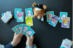 Squishmallows® Take-4 Spill med Benny-Squishmallows, Norsk