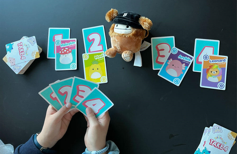 Squishmallows® Take-4 Spill med Benny-Squishmallows, Norsk