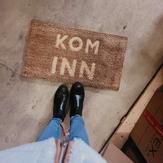 Trend Design Dørmatte "Kom Inn" (gravert) (298-584015)
