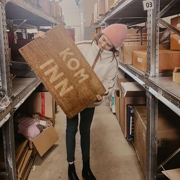 Trend Design Dørmatte "Kom Inn" (gravert) (298-584015)