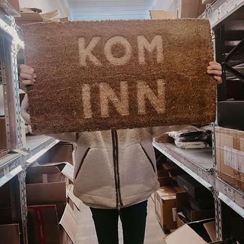 Trend Design Dørmatte "Kom Inn" (gravert) (298-584015)