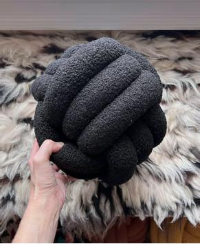 MT Studio Knutepute Sort 20x25