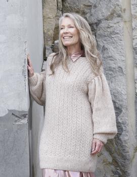 Katia  Strikkeoppskrift-PDF Flettegenser Alpaca Silver (766-MOD-6235-49)
