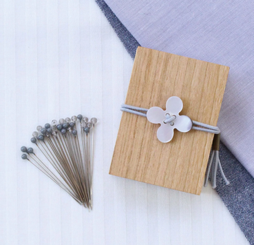 Cohana Knappenåler Glass Treboks, grå