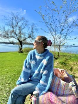 Ingrid Raadim Strikkepakke Skyhigh-genser Fnugg-in-Florence Isblå_S