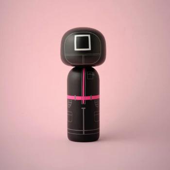 Lucie Kaas Kokeshi Squid-game Black-Masqued-Guard H14,5 Sesong3 (595-SI02SGGUB1)