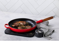 Le Creuset Støpejernspanne Signature Cerise Ø28 (796-20258280600422)