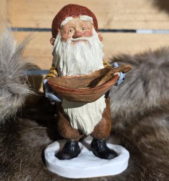 Midthun Nisse 2025 med grøtskål