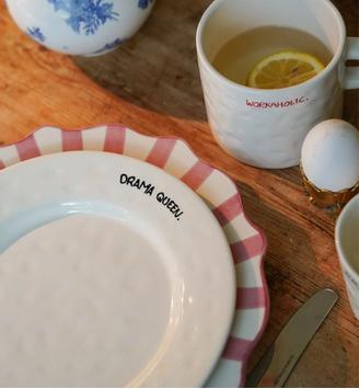 Anna + Nina Frokosttallerken Drama Queen Ø22 (844-25-2E805008)