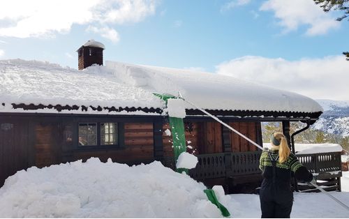 Snowfall genial snømåker for tak - Taksnømåker fjerner snø fra tak uten problem