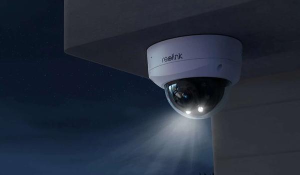 Reolink P437 - vandalsikkert 4K-kamera PoE overvåkningskamera med 5X optisk zoom, AI og spotlys - strøm og data via nettverkskabel (RLC-P437)