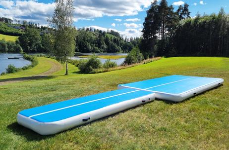 AIRTRACK Oppblåsbar gymnastikk-matte 5x1m, Blå/Hvit (AIRTRACK-5M)
