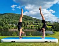 AIRTRACK Oppblåsbar gymnastikk-matte 3x1m, Blå/Hvit (AIRTRACK-3M)